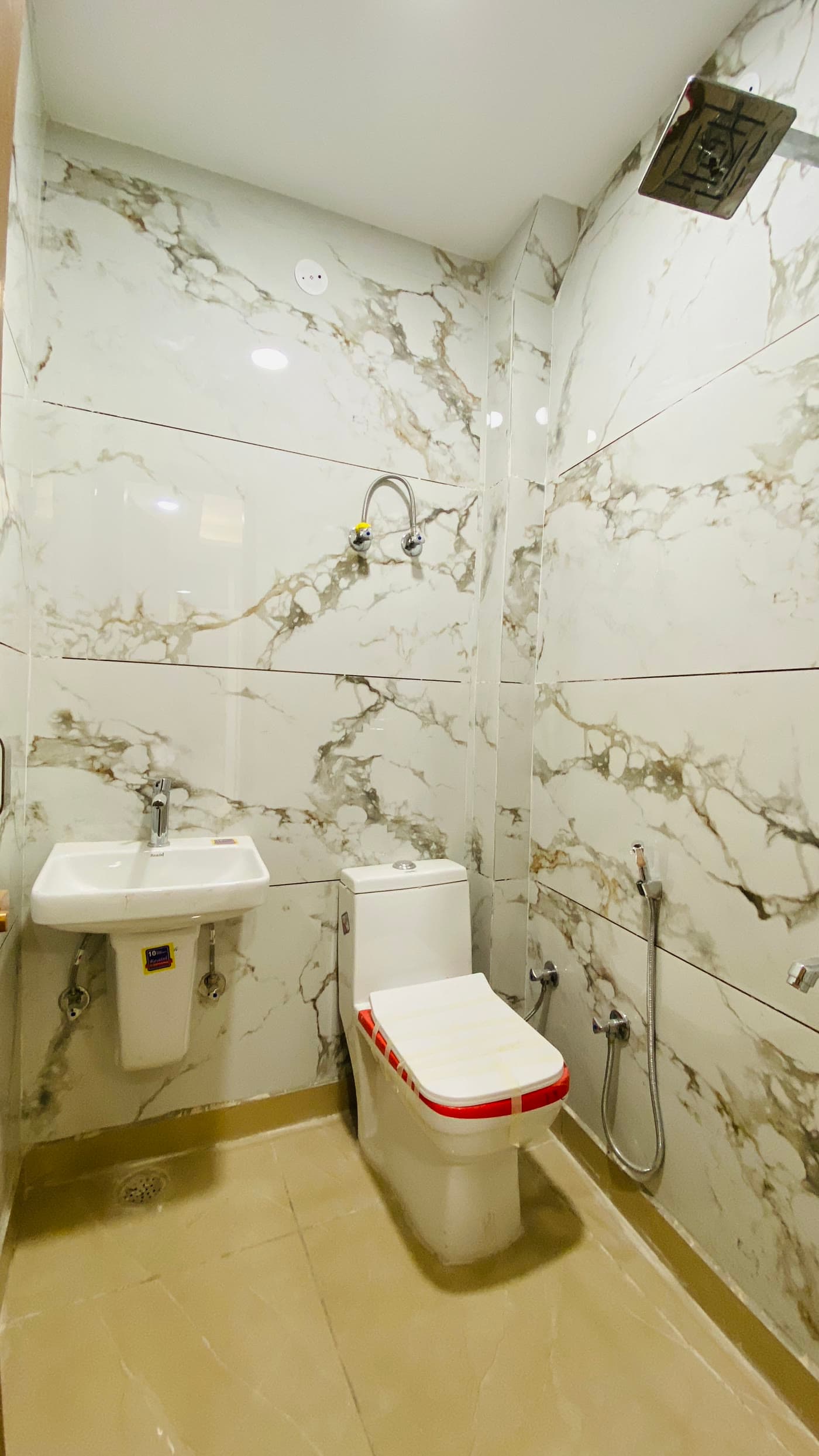 Bathroom with marble-finish tiles