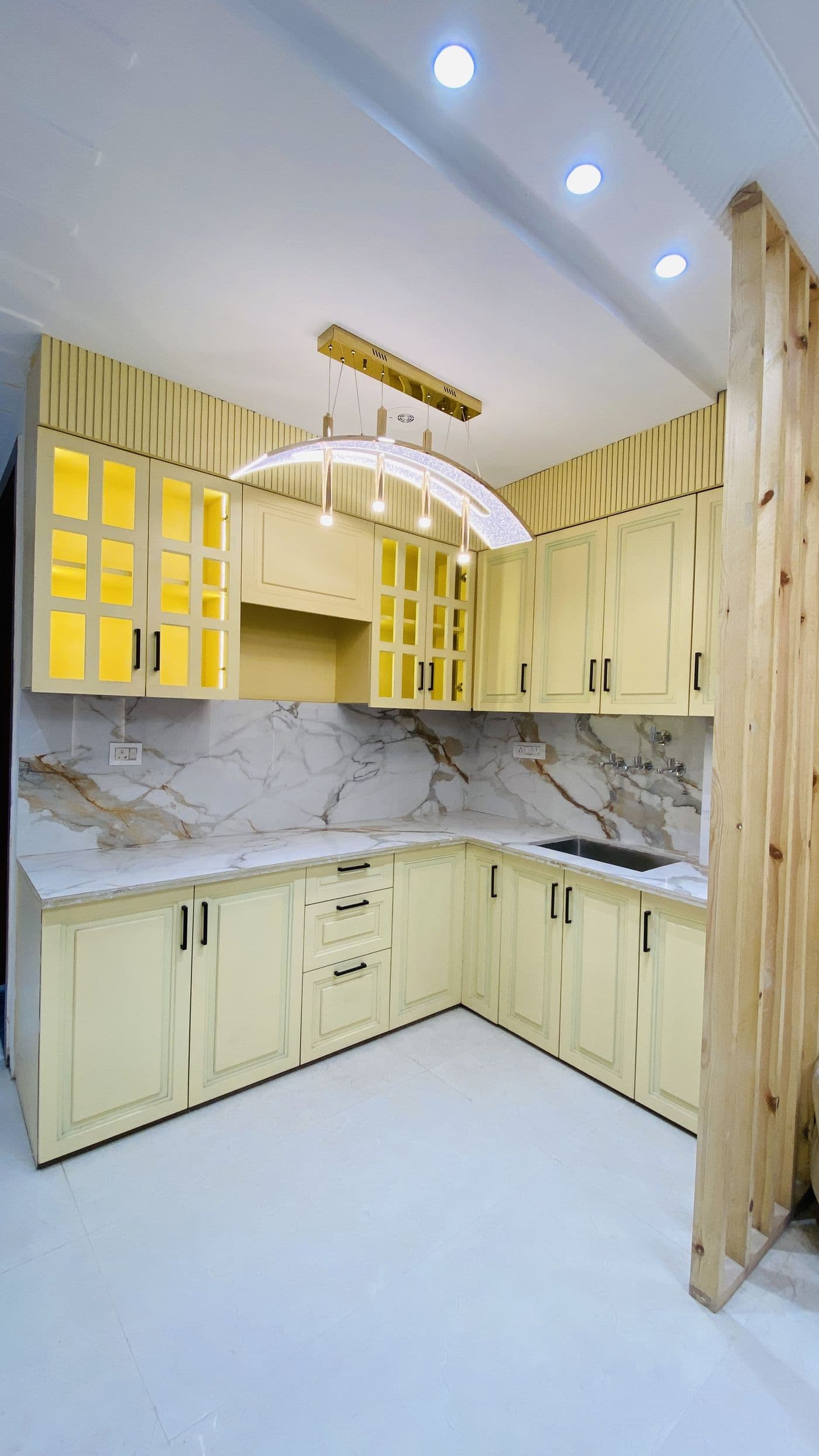 Modular kitchen with marble-look backsplash